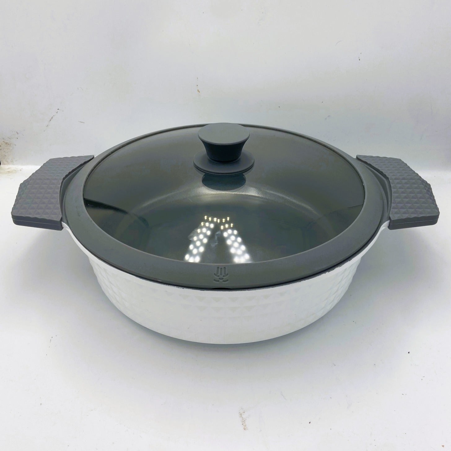 4.5 Quart Ceramic Non-Stick Diamond Cut Low Casserole Pot with Lid - White