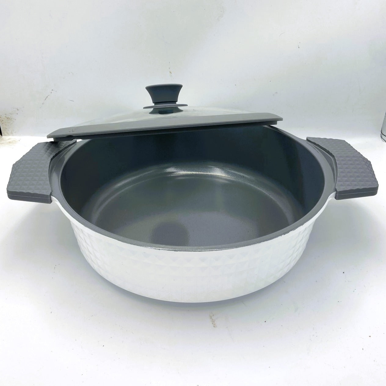 4.5 Quart Ceramic Non-Stick Diamond Cut Low Casserole Pot with Lid - White