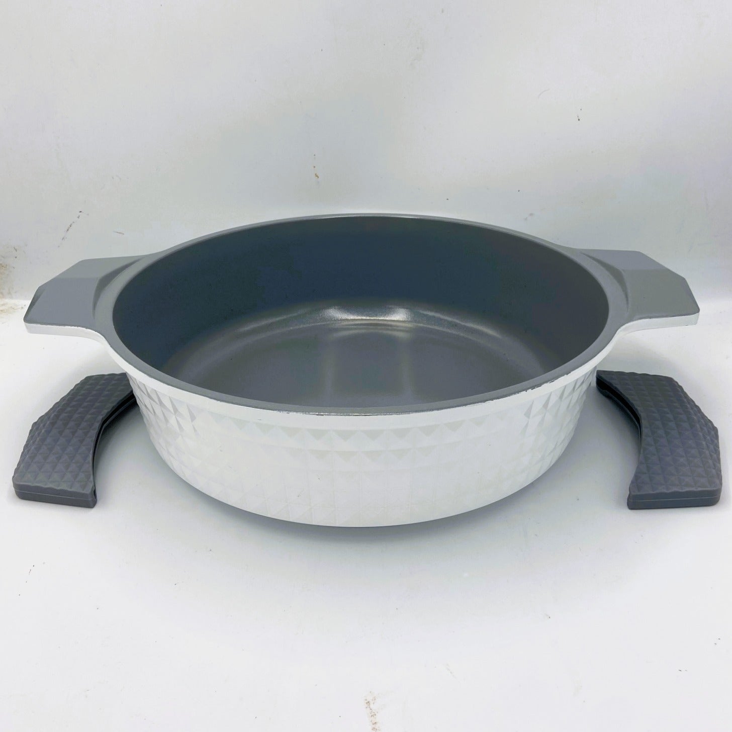 4.5 Quart Ceramic Non-Stick Diamond Cut Low Casserole Pot with Lid - White