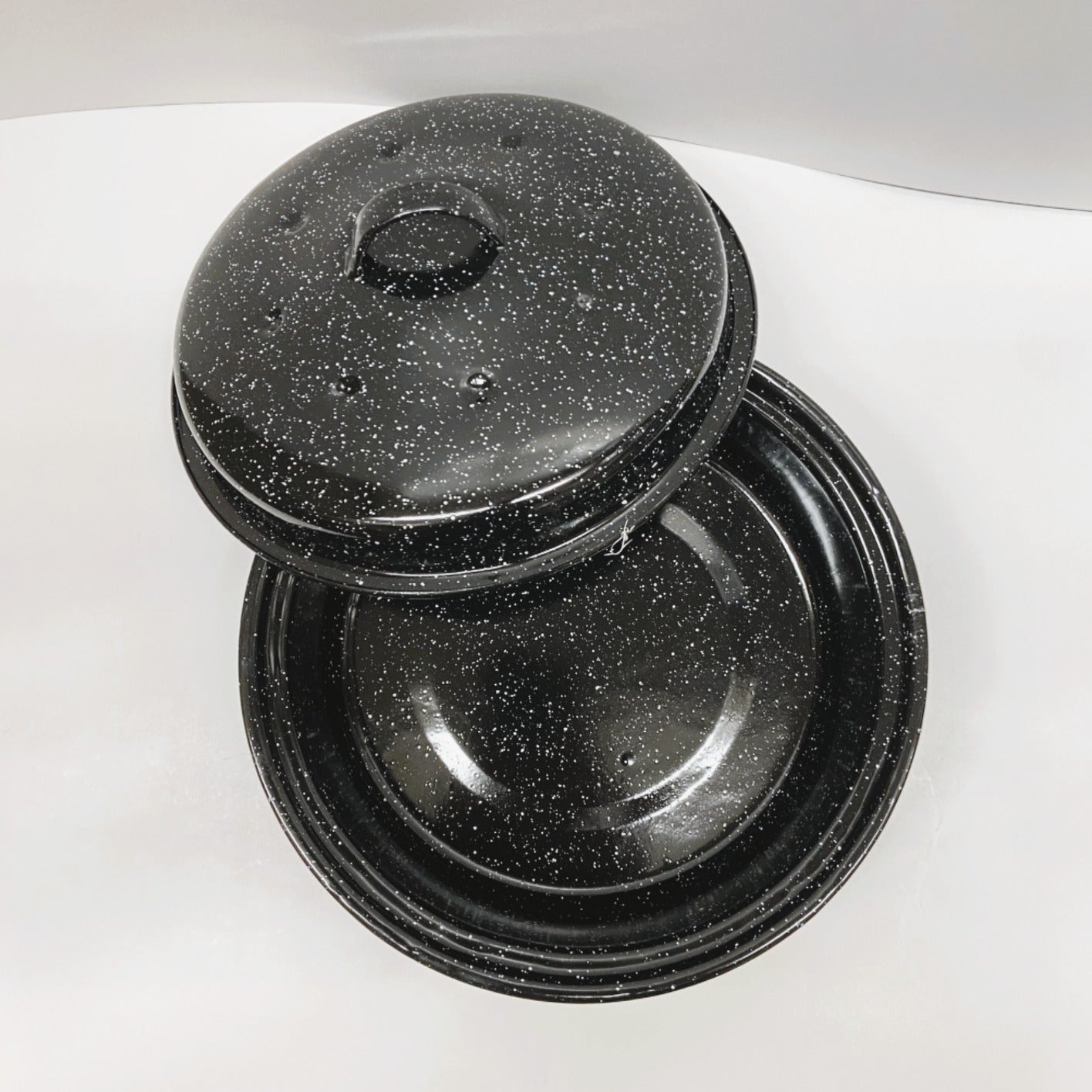 Round Speckled Enameled Covered Roaster - 3 lb Capacity / 10"