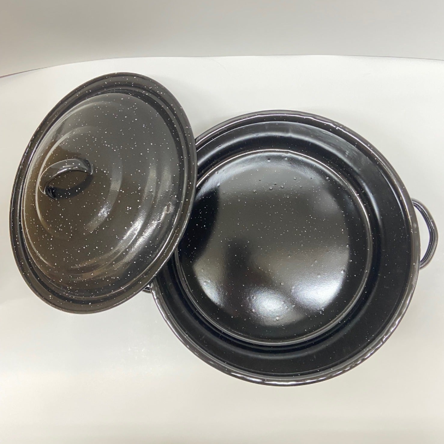 Round Speckled Enameled Covered Roaster/ Stock Pot - 5 lb Capacity / 4.7 Ltr