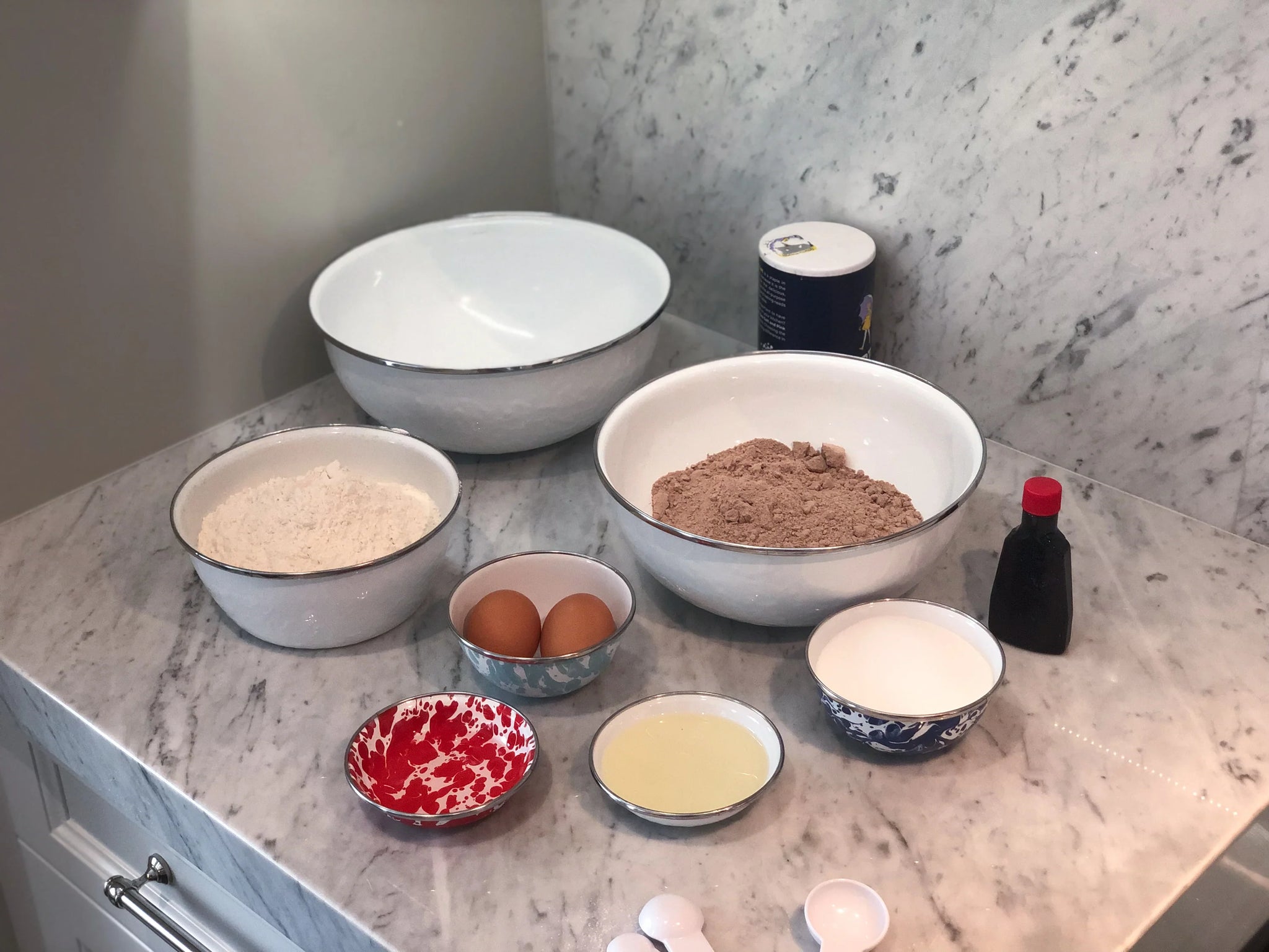 Enamelware 3-Piece Nesting Mixing Bowl Set with Lids -Solid White